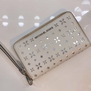 Michael Kors MK JetSet Large Travel Perforated Continental Wallet - White
